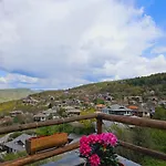 панорама хаус и еко къщи дървена и землянка Villa Leshten