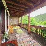 וילה панорама хаус и еко къщи дървена и землянка לשטן