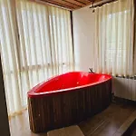 панорама хаус и еко къщи дървена и землянка Villa Leshten