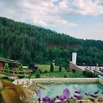 панорама хаус и еко къщи дървена и землянка Leshten