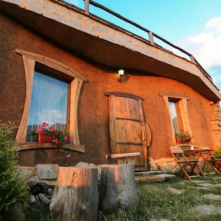 панорама хаус и еко къщи дървена и землянка Leshten