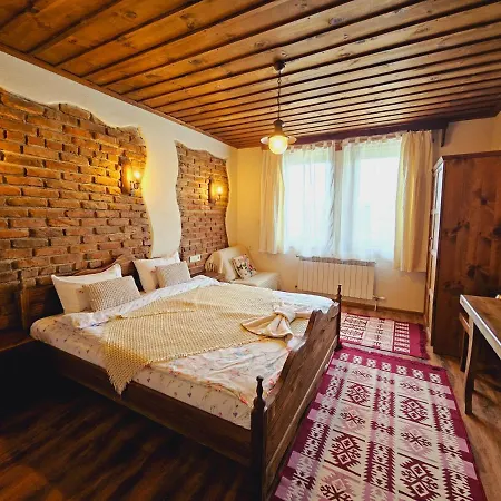 панорама хаус и еко къщи дървена и землянка Villa Leshten