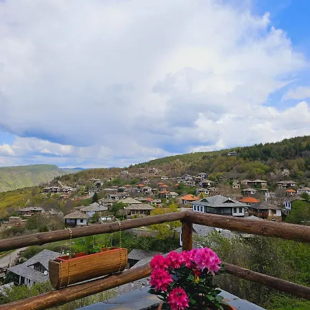 панорама хаус и еко къщи дървена и землянка Villa Leshten