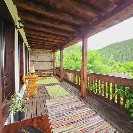 Villa панорама хаус и еко къщи дървена и землянка Leshten