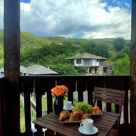 Villa панорама хаус и еко къщи дървена и землянка Leshten