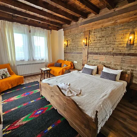 панорама хаус и еко къщи дървена и землянка Leshten
