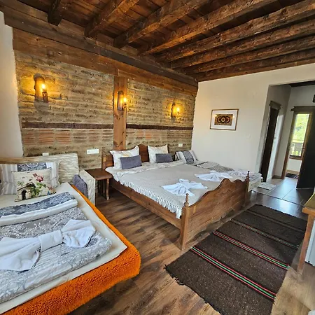 панорама хаус и еко къщи дървена и землянка Villa Leshten