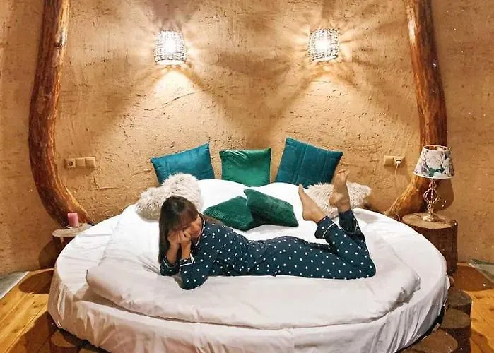 панорама хаус и еко къщи дървена и землянка Leshten