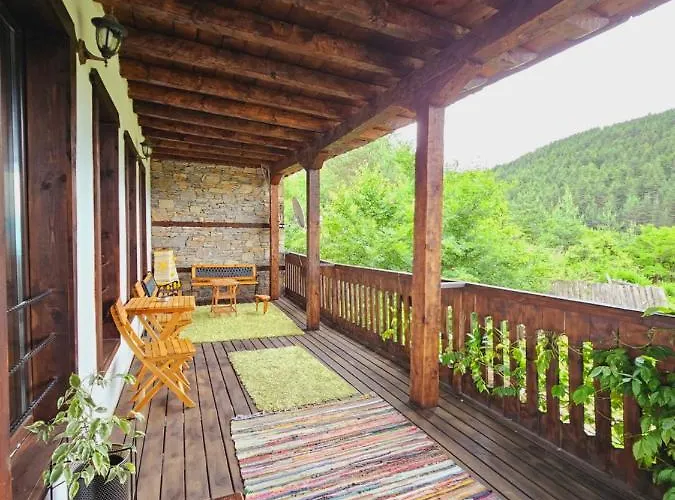 Villa панорама хаус и еко къщи дървена и землянка Leshten