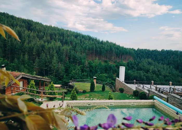 панорама хаус и еко къщи дървена и землянка Leshten