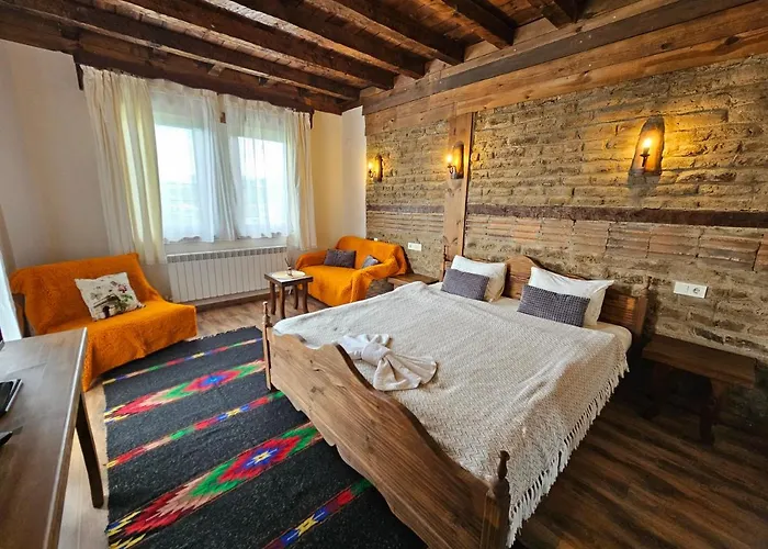 панорама хаус и еко къщи дървена и землянка Leshten