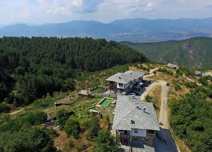 панорама хаус и еко къщи дървена и землянка Leshten